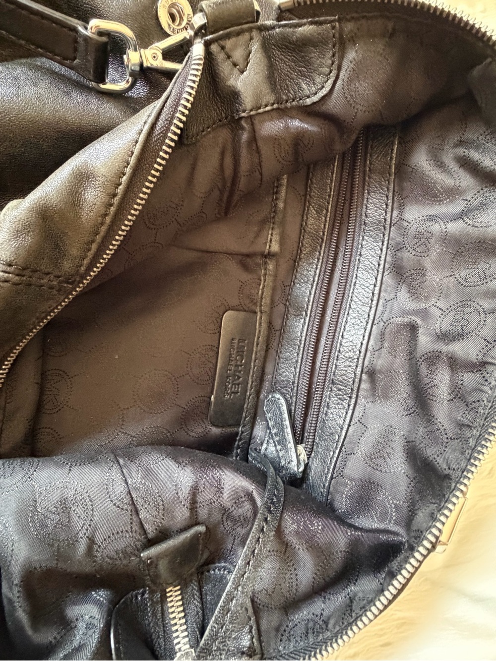Micheal Kors black shoulder bag! - Picture 4 of 4